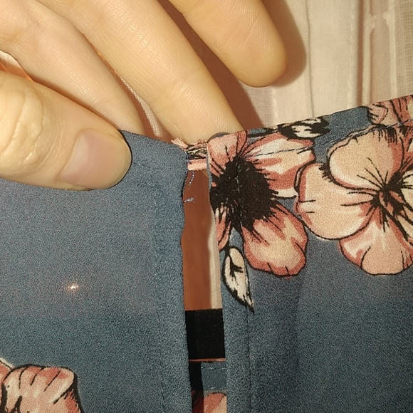 ✨RUFFLE FLORAL TOP✨ - Picture 3 of 7